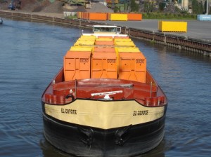 Credit Port de Lille Barge transportant des déchets en conteneur entre les ports d'Halluin et Loos-Sequedin