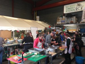 Auberge des migrants, à l'exterieur du camps, qui prépare les repas pour les exilés.