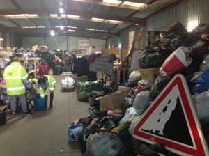 Stocks de vêtements en cours de tri à l'Auberge des migrants