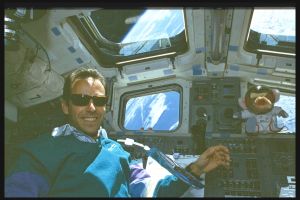 pause-boisson-avec-vue-sur-terre-eclaircie