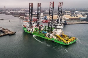 navire d’installation entrant au port de Dunkerque Crédit JL_Burnod